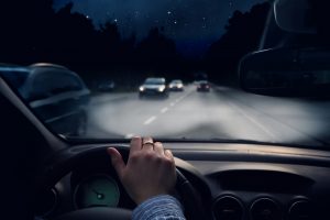 kör bil på natten på vägen